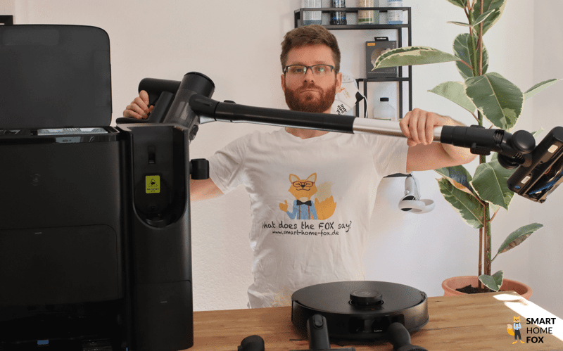 Der Akkusauger des DEEBOT T30S COMBO COMPLETE wird in den Händen gehalten.